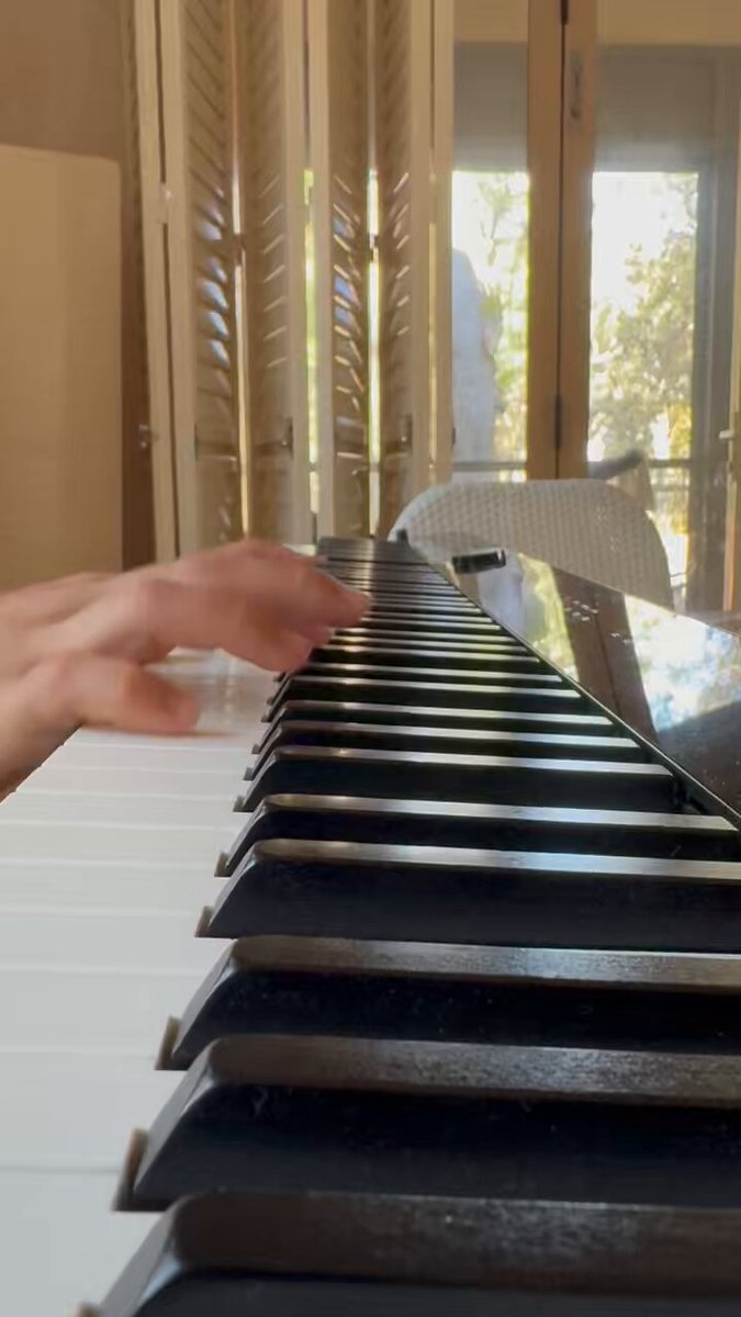 I just tuned my keyboard to 432hz and concocted some vibey melodies with enough healing potential to make most pharmaceutical drugs jealous Here’s a list of the benefits: - decreased heart rate - reduced cortisol - improved mental cognition - makes you based - alleviates stress & anxiety - repairs DNA - cultivates harmony within the body Side effects: - melodies may get stuck in your head