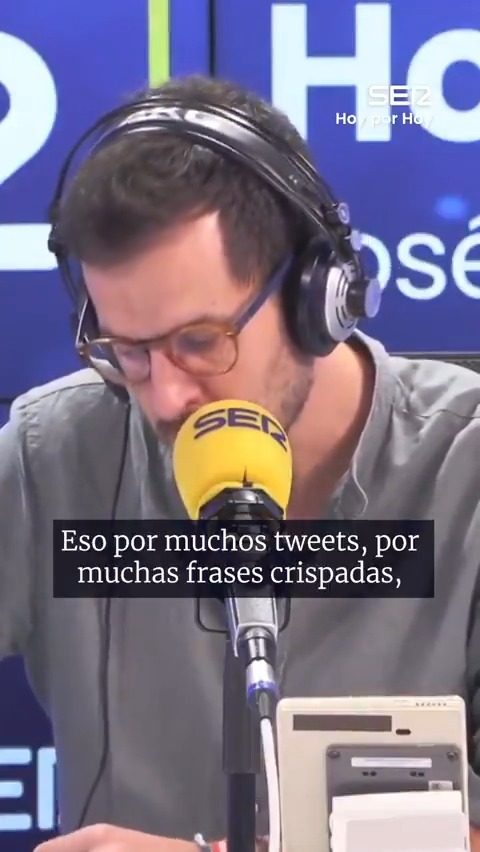 Distancia, que no es indiferencia, sino perspectiva. Y la ironía. Eso que no nos lo quiten