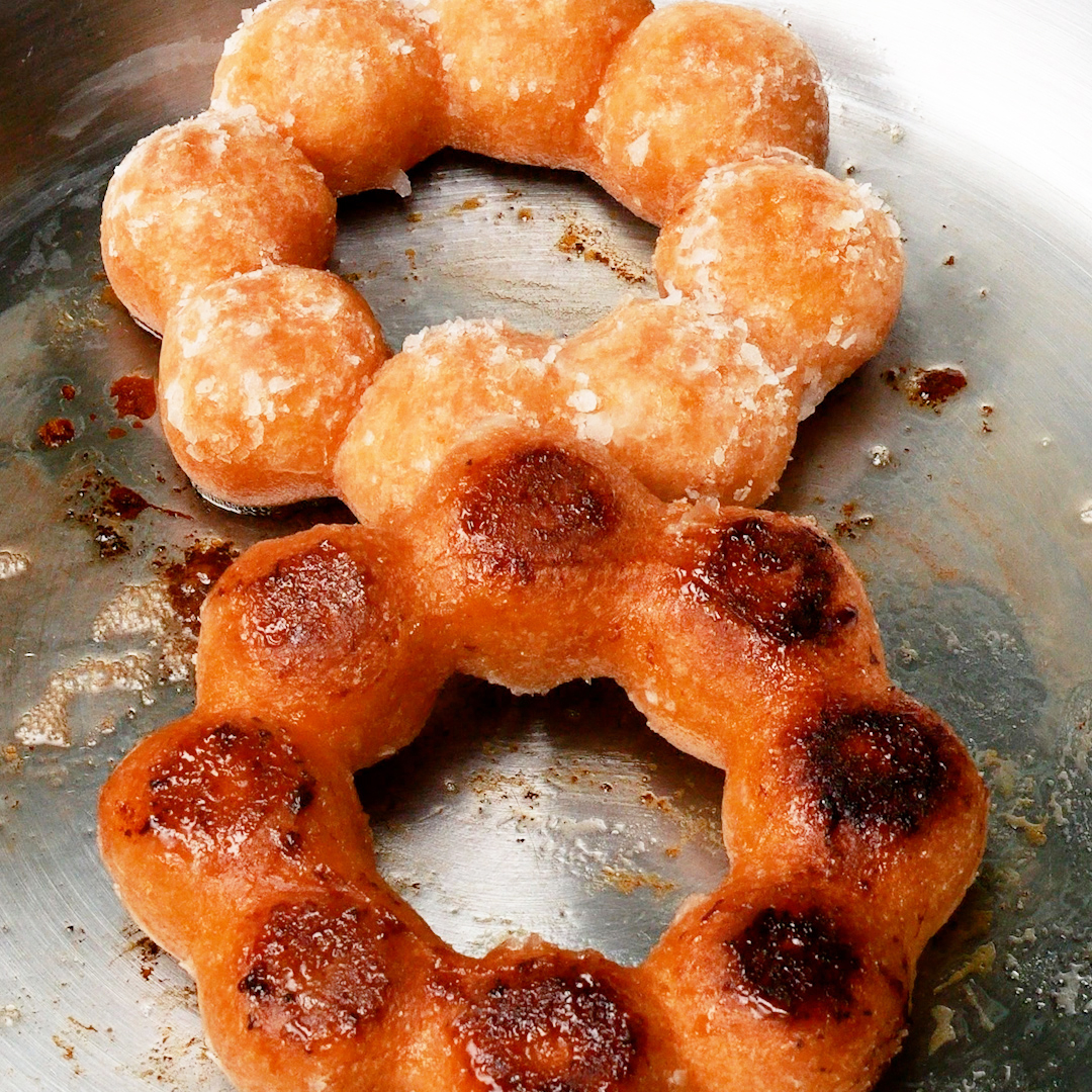 【焼きポンデリングやった？】衝撃的に旨くなるコツ発見♡超簡単ドーナツレシピ🍩✨ / Caramelized Donuts