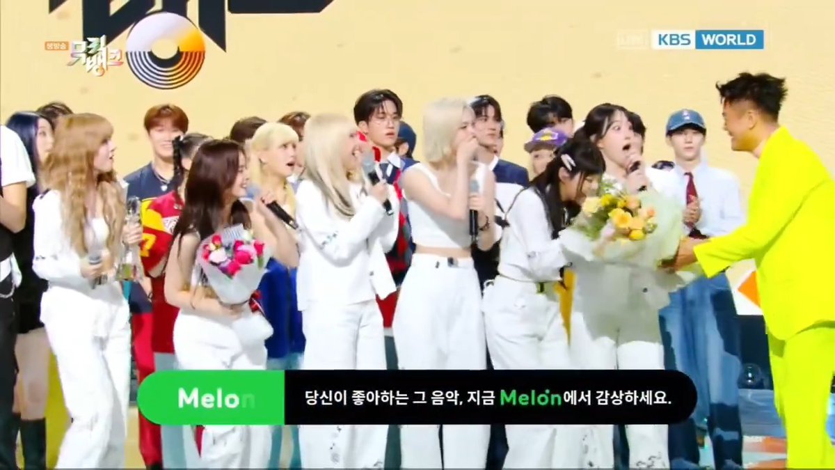 Kyujin screaming "park jinyoung PD-nim~ are you watching~?" then JYP ran to them to give flowers 🥹🥹🥹 NMIXX SEE THAT SECOND WIN #Seethat2ndWin #별별별2ndWin #NMIXX7thWin