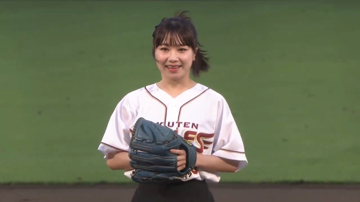 今日のセレモニアルピッチは モーニング娘。'24 #石田亜佑美 さん⚾️ キャッチャーには #武藤敦貴 選手！ 6年ぶりの投球は、ホームまでの距離バッチリ🌈ナイスピッチングでした✨ この後、YouTubeで裏側密着の様子を公開予定📹お楽しみに😊 #モーニング娘24 #RakutenEagles #いただき！