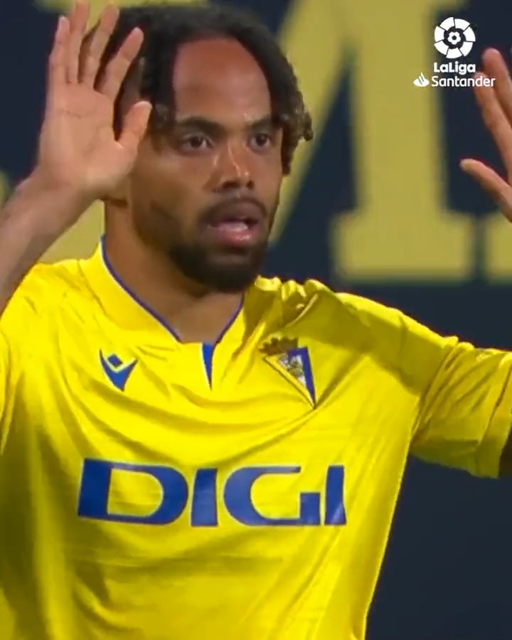 Y tú eres de Messi o Cristiano? Yo: De Théo Bongonda en el Cádiz