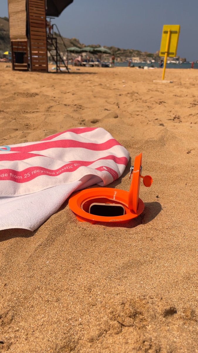 Are you planning to make the most of the last days of summer and enjoy the sun on the beach? 🌞🏖️ Then you'll love the Sand Safe 2 from designer AFO3D. Keep your valuables safe while you enjoy a swim in the ocean! 🏄‍♂️
