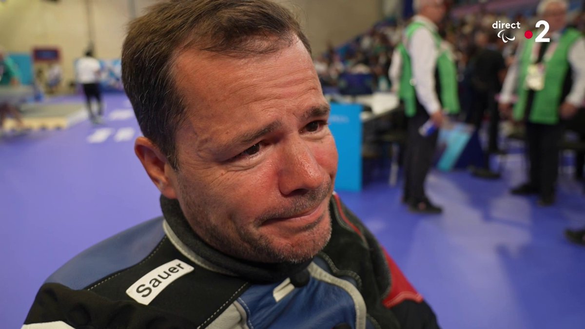 #Paris2024 | ❤️ Les larmes de Tanguy de La Forest, qui décroche sa première médaille paralympique en para tir sportif après six participations. 🥹 Rentrons, il pleut. 📺 Suivez le direct :