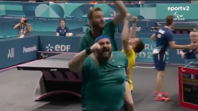 Claudião afrontando a torcida francesa: CINEMA