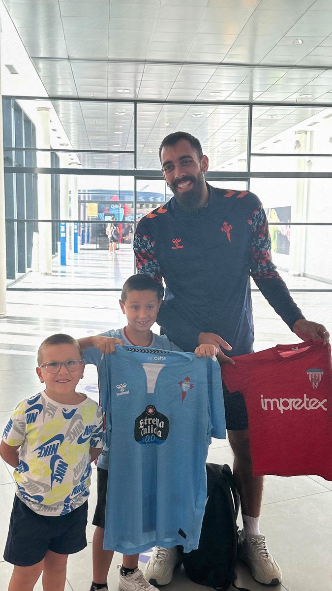 Un recuerdo 𝗜𝗠𝗕𝗢𝗥𝗥𝗔𝗕𝗟𝗘 🥹 El intercambio de camisetas de Borja Iglesias y este pequeño celtista del CF Torreblanca de Castellón Nunca dejes de ser como eres, Borja Iglesias 🔝