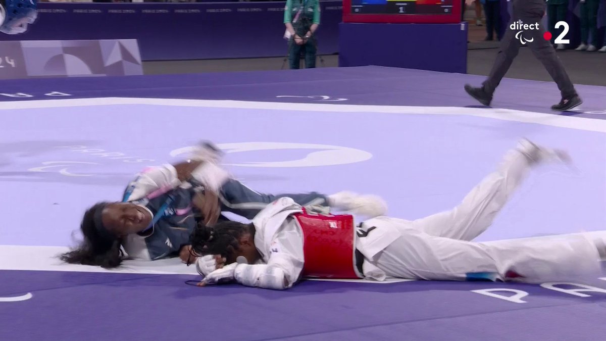 🇫🇷 Vous ne verrez rien de plus beau aujourd'hui 💥 La joie de Djelika Diallo et son entraîneuse Haby Niaré suite à sa qualification en finale 🤩 Très beau moment partagé avec le public du Grand Palais ❤️ #Paris2024