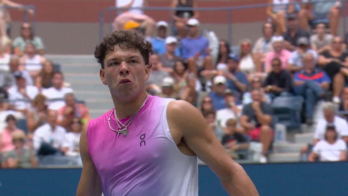Ben Shelton hits the Rafa Nadal skyhook shot against Frances Tiafoe at the US Open. Shotmaker. 🇺🇸😮‍💨