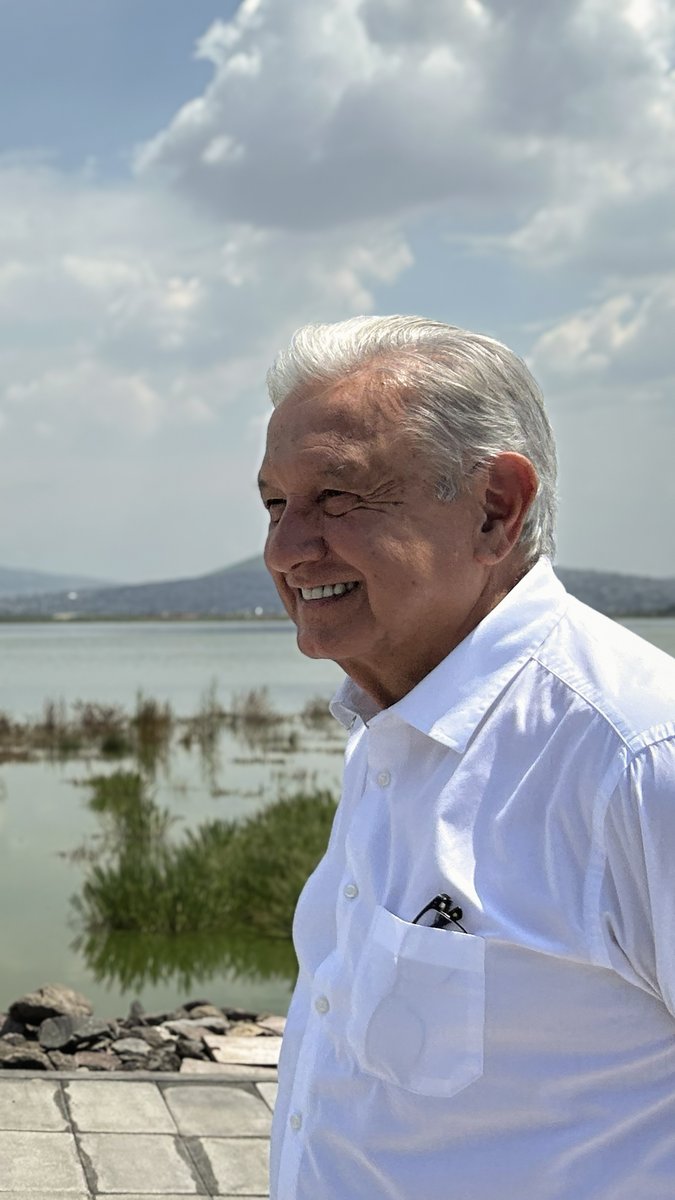 En un mes termina la primera etapa de la Cuarta Transformación y nos iremos tranquilos porque sentamos las bases del cambio verdadero mientras cumplimos nuestros compromisos. Hoy, por ejemplo, inauguramos el Parque Ecológico Lago de Texcoco en el Estado de México, una obra que fue posible por la decisión del pueblo. Ese es el legado: cuando quieran imponerse los oligarcas, habrá de nuevo democracia; poder del pueblo y para el pueblo.