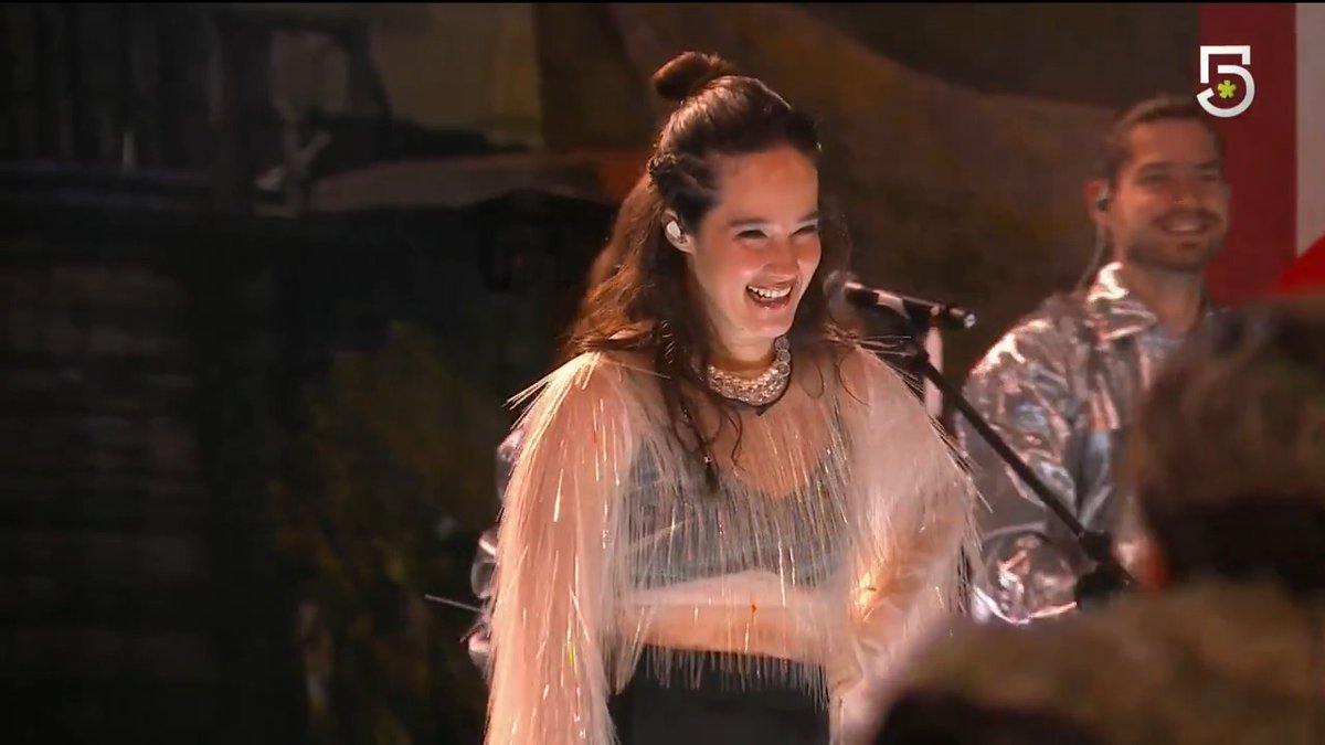 Esta noche nos engalana con su presencia una cantautora, productora y actriz con una trayectoria ejemplar... ¡Con ustedes la GRAN Ximena Sariñana! 🤩👏 #LaCasaDeLosFamososMx, de lunes a viernes 10:00 p.m. por #El5, domingos, 8:30 p.m. por #LasEstrellas y 24/7 por #VIX 📺📱