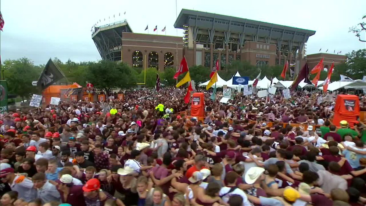 THE ATMOSPHERE IN COLLEGE STATION 👏 Texas A&M Football