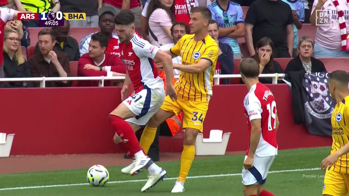 Declan Rice, expulsado por desplazar el balón tras provocar una falta... y recibir una patada 😳 #PremierLeagueDAZN ⚽️🏴