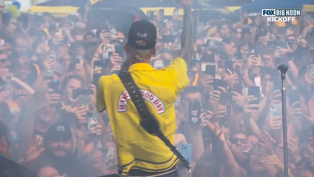 🗣️ "COUNTRY ROADS, TAKE ME HOME" blonde don had every West Virginia Football fan singing along in Morgantown 🔥🎶