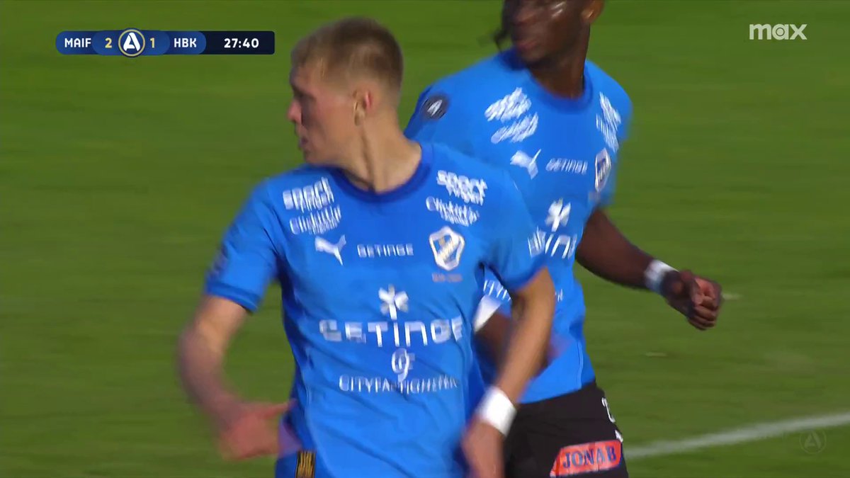 Halmstads BK reducerar till 1-2 mot Mjällby AIF efter att Birnir Snaer Ingason fått en fot på bollen när han dyker upp i straffområdet 🔵⚫️ 📲 Se matchen på Max
