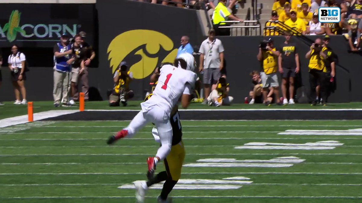 Hung on to it! 😤 What a catch for Xavier Loyd and Illinois State Football