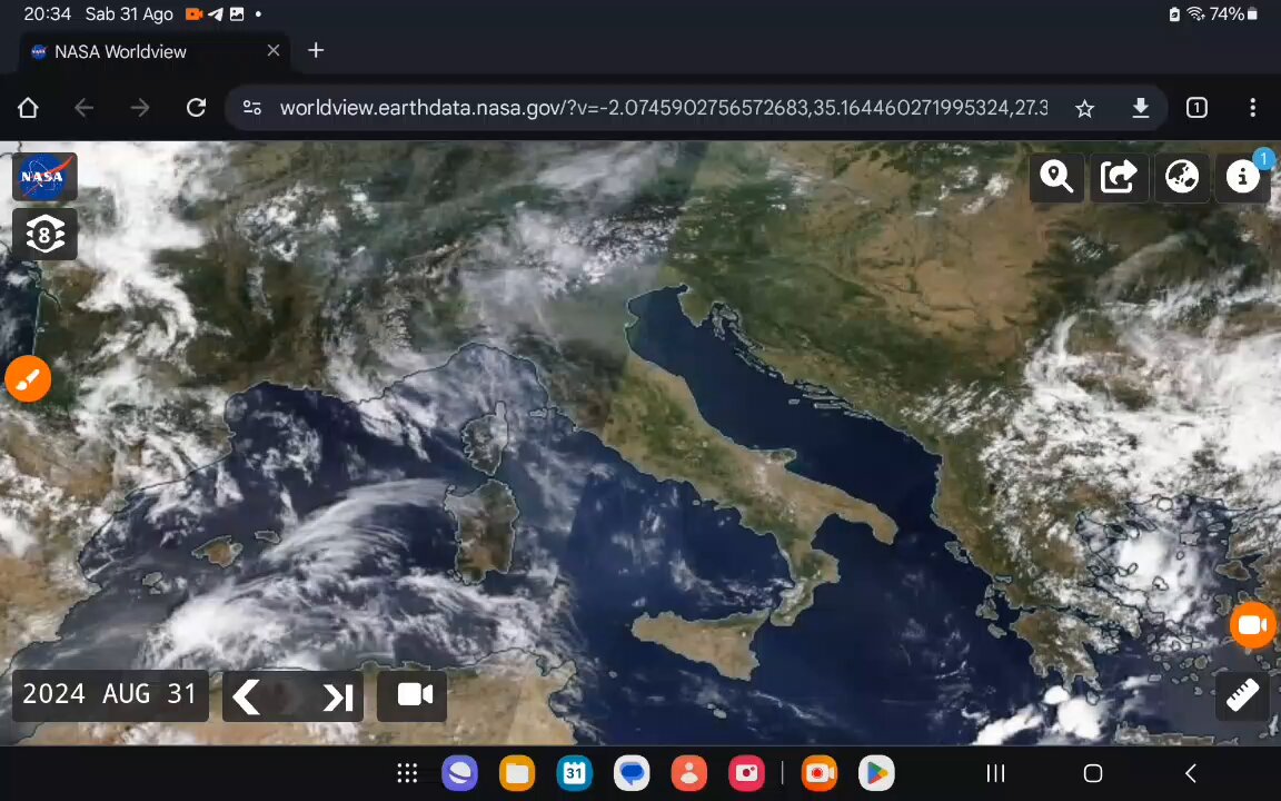 Vi mostro con un fermo immagine del satellite NASA di cosa hanno fatto oggi sopra l'Italia. Quello che voi vedete sopra la vostra testa dovete immaginarlo come un piano molto piu' vasto che fa funzionare la truffa dei cambiamenti climatici. Buona visione. Dr. Barbara Balanzoni 🇷🇺 Francesco Mosca