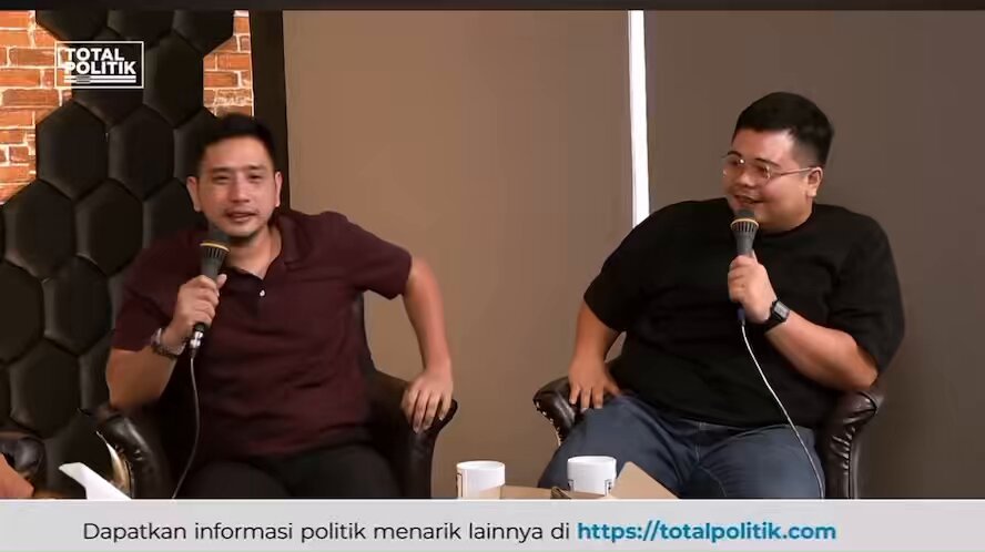 Saya dilarang Anies utk bersilang sengketa di publik dgn PKS. Tapi membaca twit2 anda yg sombong itu. Saya masih menyimpan cerita ikhtiar bersama, termasuk saya dgn ustadz Hidayat Nur Wahid saat PK didirikan. Silahkan di chek ke beliau yg sy utarakan di bawah ini kebenarannya.