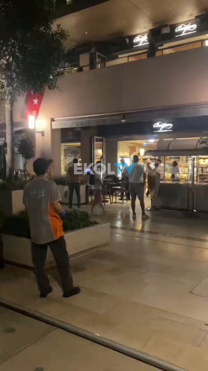 Galataport'taki Baylan'da silahla 3 el ateş edilmesi sonrasında yaşanan panik anları kaydedildi. İş insanı olduğu belirtilen E.E. gözaltına alındı. AVM'ye nasıl silah sokulduğu merak ediliyor.
