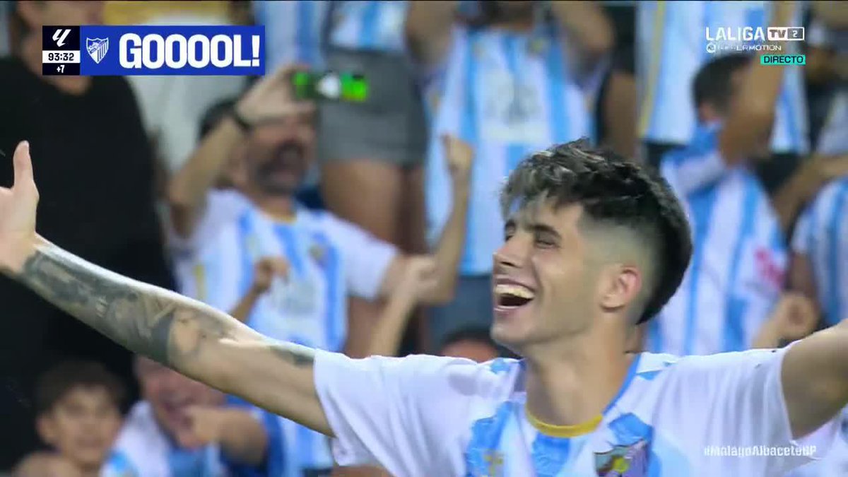 No podía ser otro. Con solo 17 años. En el 93'. Marcando el gol de la victoria para dar a su Málaga el primer triunfo de la temporada delante de toda su gente. Antoñito, la joya blanquiazul ✨ #LALIGAHYPERMOTION