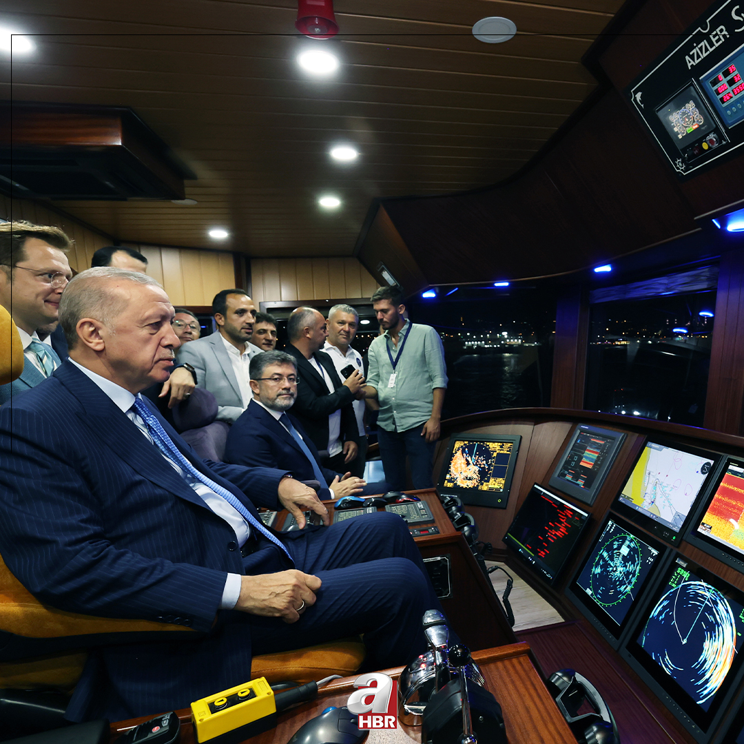 "BAŞKANIM SİZ BİZE GİDİN DİYİN, SİZİN İÇİN HER YERE GİDERİZ" Başkan Recep Tayyip Erdoğan, 2024-2025 su ürünleri av sezonu açılışı programına katıldı. ➥ Başkan Erdoğan, balıkçı teknesine binerek kaptan koltuğuna oturdu ve balıkçılarla bir süre sohbet etti.