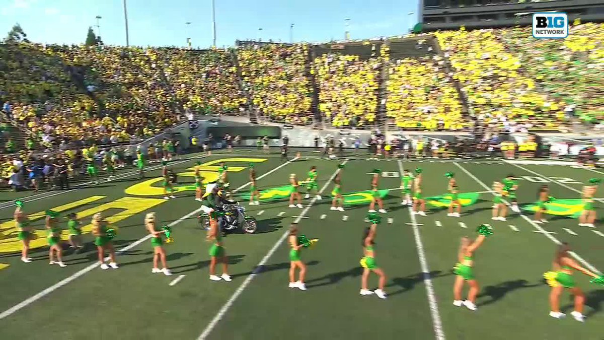 What an entrance 🦆 #B1GFootball x The Duck
