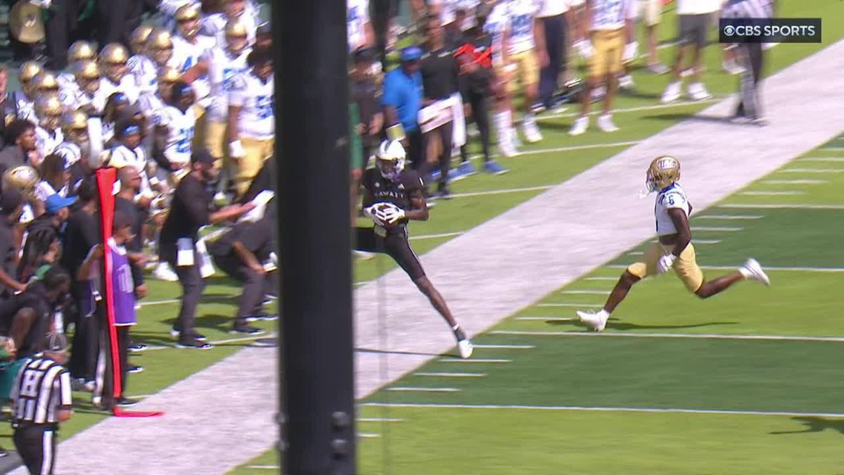 WHAT A GRAB! Alex Perry gets the foot down for Hawaii Football