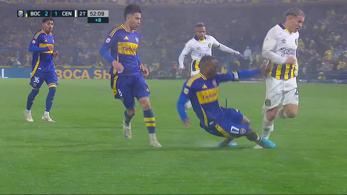 Todo pelota. Bueno, un poco de tobillo también.