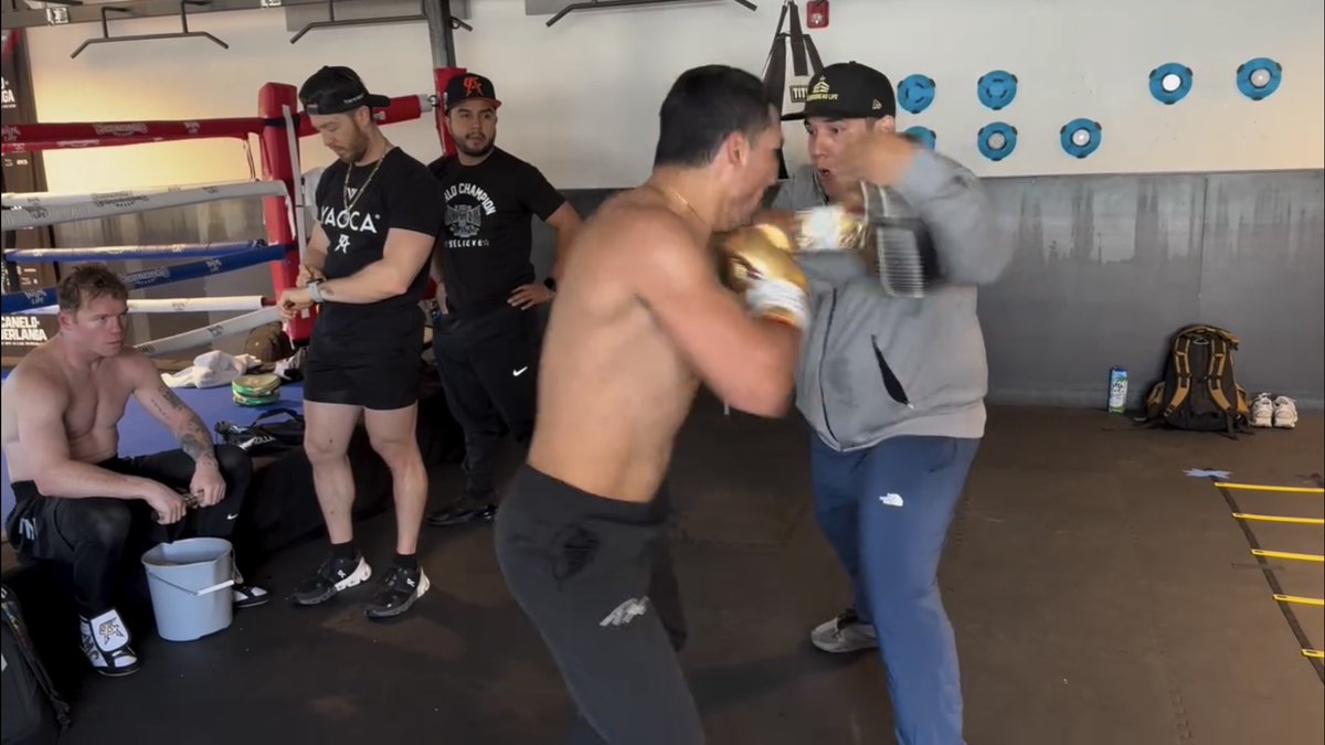 Teofimo Lopez working with Canelo Alvarez’s trainer Eddy Reynoso today while Canelo himself watches on… [🎥 Teofimo Lopez]