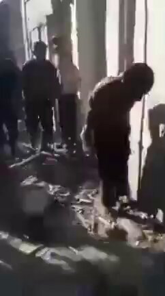 فيديو يكشف عمليات تعذيب من قبل الحـ ـشد الشعبي بحق المدنيين السنة في العراق ريتويت لهذا الفيديو