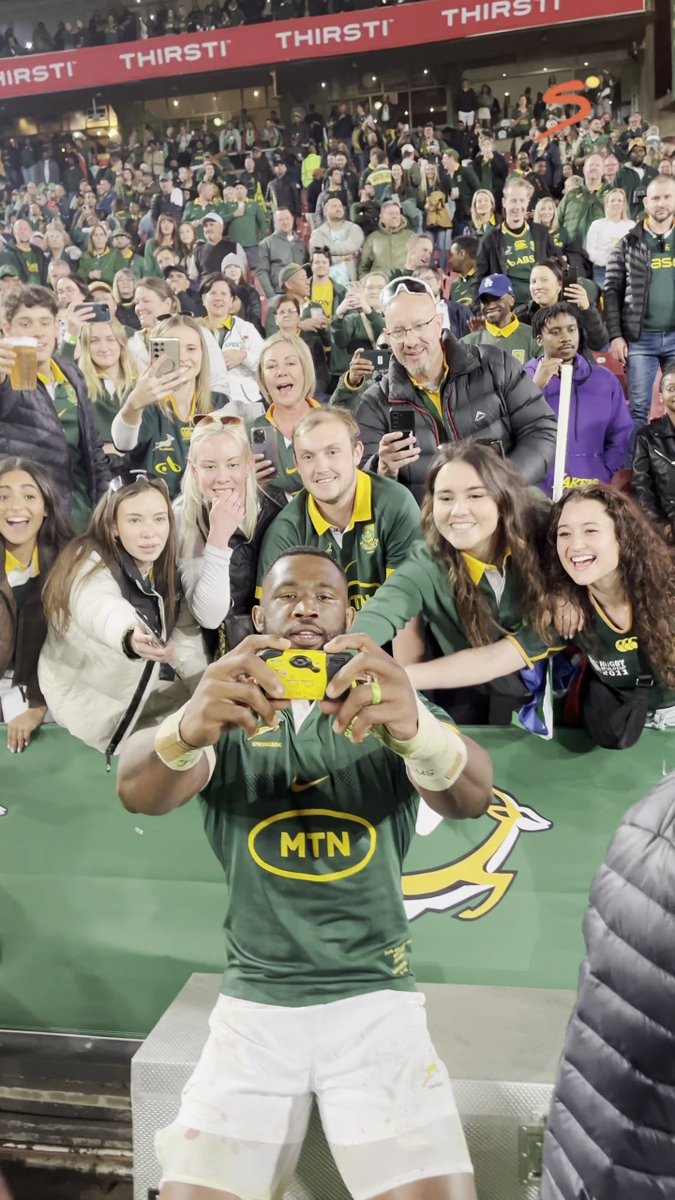 The best six minutes you’ll watch today 🥹 Despite a horrible injury, Siya Kolisi went on a lap around Emirates Airline Park to celebrate with the fans 🤳 The smiles on all the faces tell you how much love South Africa has for their rugby captain 💚🇿🇦