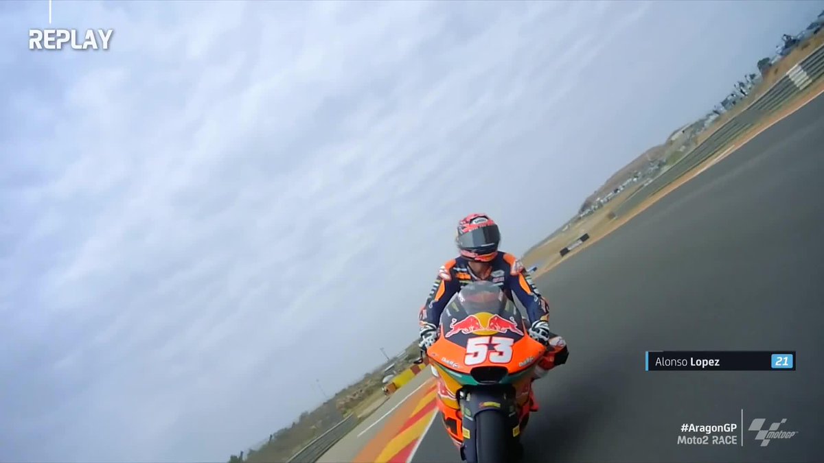 Into the podium places! 👊 Deniz Öncü makes the move on Alonso Lopez ⚔️ #AragonGP 🏁
