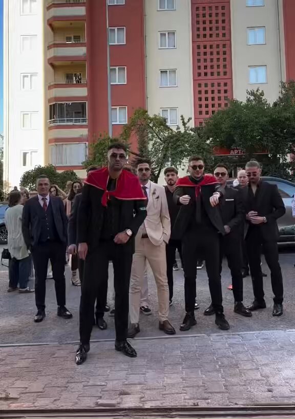 Bir düğünden önce çekilen görüntülerde damat tarafı, gelin almaya böyle geldi.
