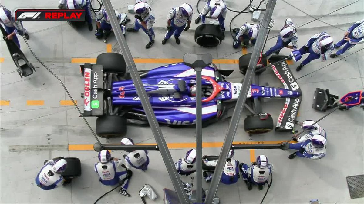 INCREÍBLE: el mecánico tocó el ala de Ricciardo cuando entró a boxes y el piloto recibió una penalidad. 📺 #ItalianGP | Toda la temporada de #F1 por #DisneyPlus Premium