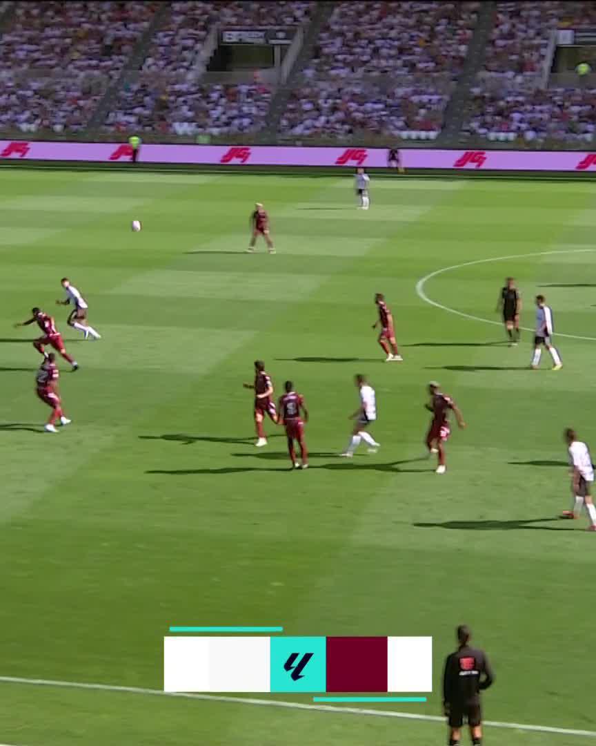 𝗚𝗢𝗡𝗭𝗔𝗟⛔. ¡Gran parada del guardameta del CD Castellón que evitó el primer tanto de los locales! #LALIGAHighlights | #LALIGAHYPERMOTION