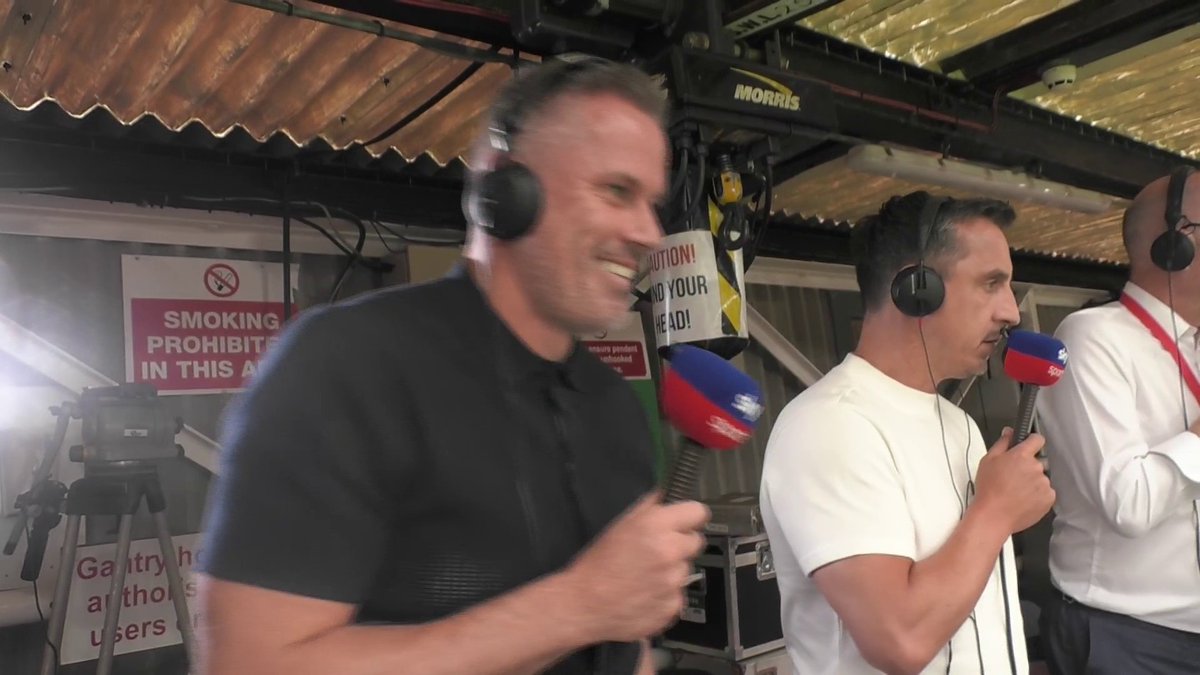 "Now you've finished, will you answer my question?" 🤐 Jamie Carragher winding up Gary Neville on the Comms Cam 😅