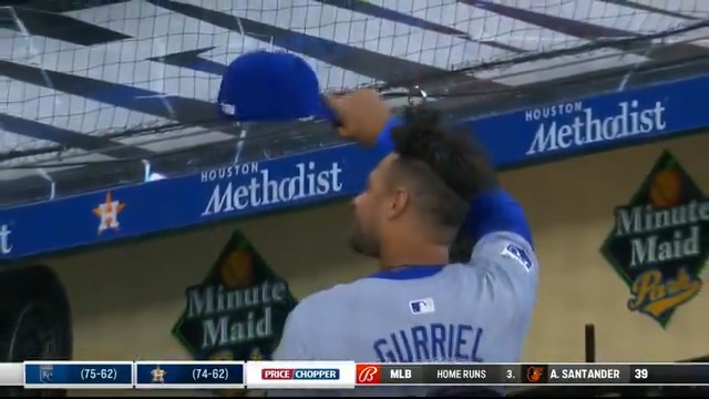 Yuli Gurriel gets a rousing ovation from his former Astros teammates and the crowd at Minute Maid Park. 👏