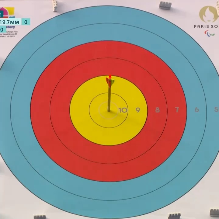 A PERFECT SHOT 😱 American Matt Stutzman finished an EPIC para archery shoot-off with a bullseye. 🎯 #ParisParalympics