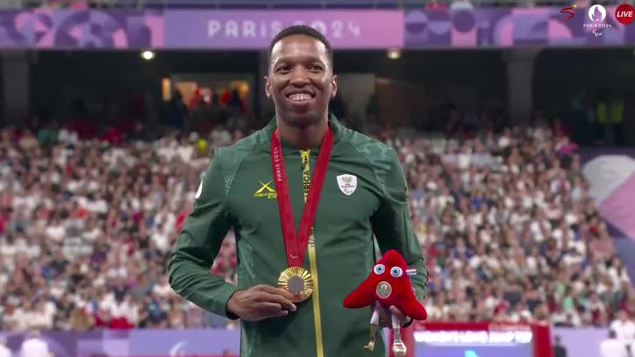 𝐓𝐡𝐞𝐫𝐞'𝐬 𝐚 𝐧𝐞𝐰 𝐏𝐚𝐫𝐚𝐥𝐲𝐦𝐩𝐢𝐜 𝐜𝐡𝐚𝐦𝐩𝐢𝐨𝐧 𝐢𝐧 𝐭𝐨𝐰𝐧 🇿🇦 Mpumelelo Mhlongo is all smiles while receiving his gold medal in the Men's 100m T44 💪🔥 #Paralympics