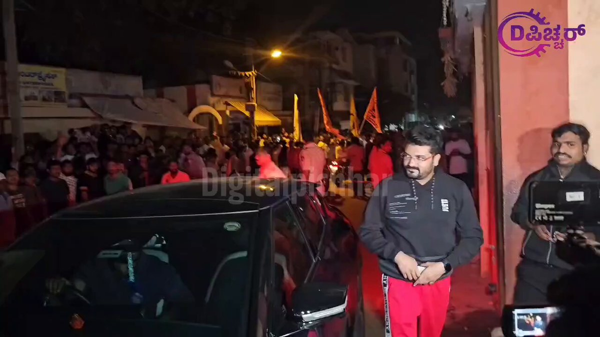Actor #SrujanLolesh has come to midnight to wish #KicchaBOSS ❤️ #Kicchotsava2024 #HBDKicchaSudeep Kichcha Sudeepa #KicchaSudeep #MaxTheMovie #BRBMovie