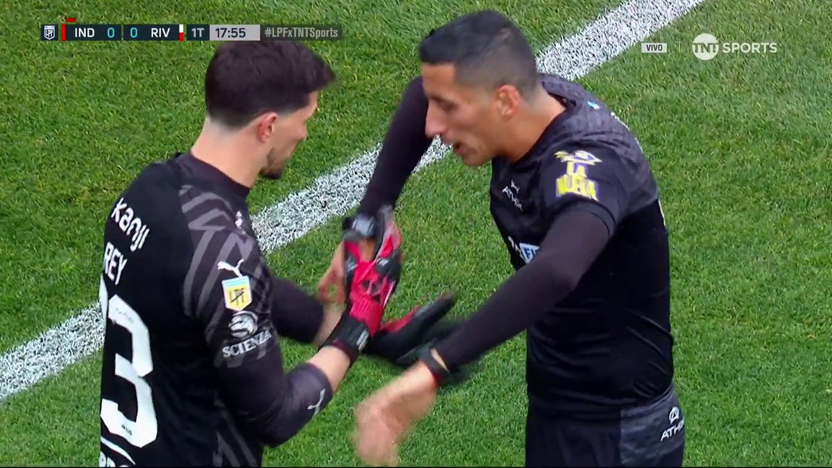 Rodrigo Rey tratando de hablarle bien a Ramon Falcón y le saca las manos con desprecio, que hace el estúpido impresentable ese? No existe un árbitros decente en Argentina hermano, es increíble