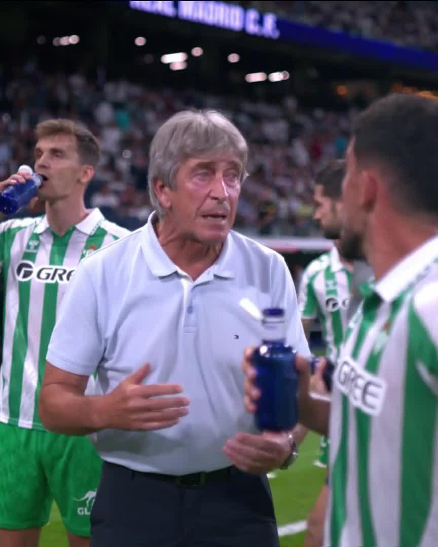 Ver a un señor de 70 años motivado y con la ambición que podría tener cualquier chaval que estuviera empezando es un regalo no solo para el Betis sino para el mundo del fútbol.