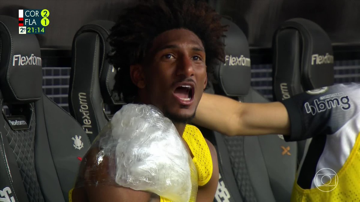 Talles Magno, mesmo lesionado, está cantando com a Fiel para apoiar o Corinthians em campo.