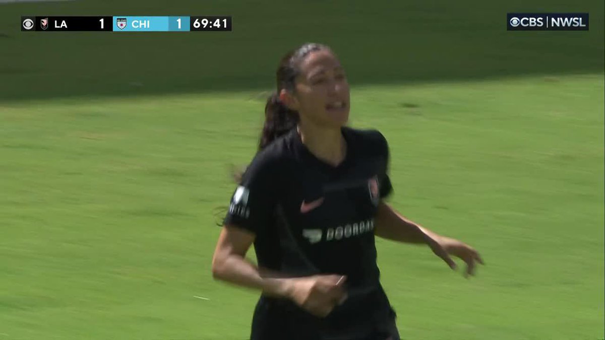 The Angel City FC fans are PUMPED to see Christen Press back at BMO Stadium 🩷🫶