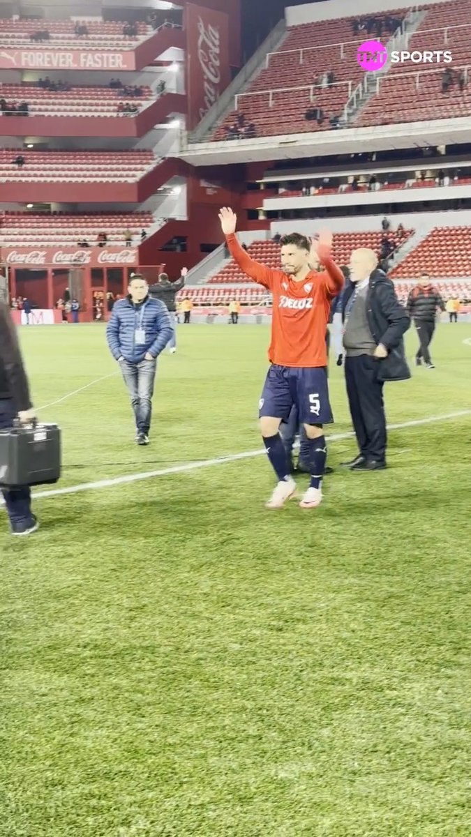 LOYOLA ES UN TIPAZO 👏 Luego del empate contra River, el chileno se fue aplaudido de la cancha y un hincha del Rojo se llevó su short como regalo. #LPFxTNTSports