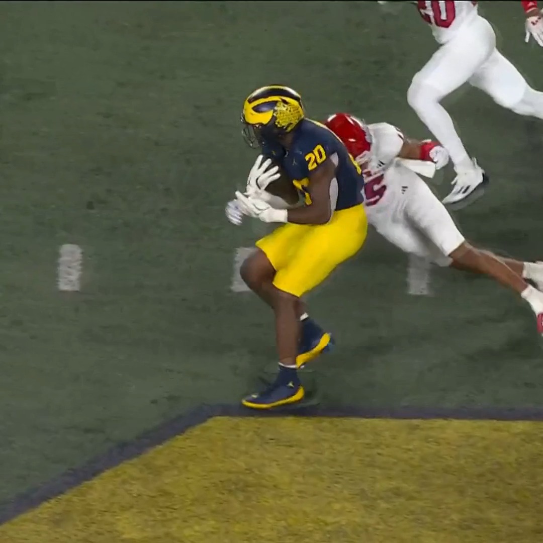 Kalel Mullings wasn't messing around with this spin move. 🌀 #B1GFootball