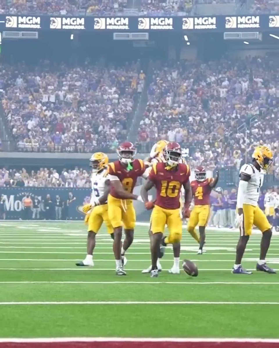 THIS ANGLE OF KYRON HUDSON'S ONE-HANDED GRAB 😳😱