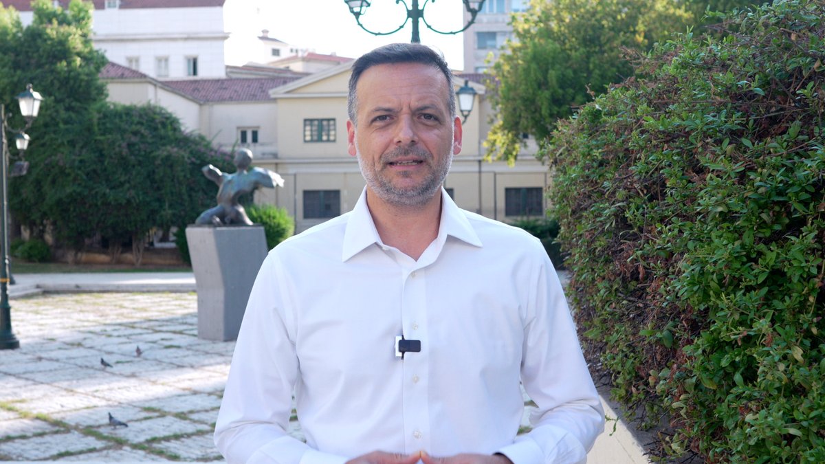 Σας καλώ την Τρίτη, 3 Σεπτέμβρη στις 19.30, στο Ζάππειο. Για να τιμήσουμε τα 50 χρόνια από την ίδρυση του ΠΑΣΟΚ. Ενωμένοι! Να αντλήσουμε δύναμη από τις ρίζες μας, για τις μεγάλες αλλαγές που έχουμε να κάνουμε. Ήρθε η ώρα της υπέρβασης και της νίκης!