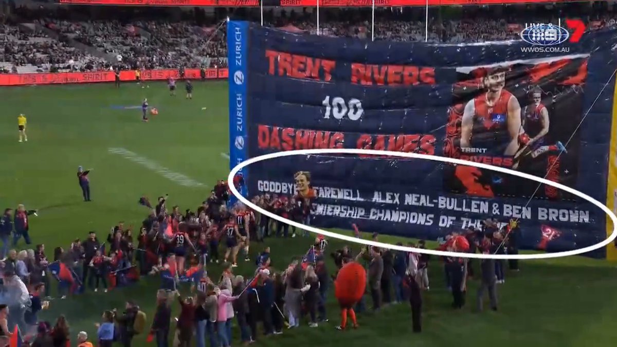 "They're going into a negotiation period, where they'll need all the leverage they can get & they put up on the banner, 'You're off, well done!'" Why Melbourne's farewell banner to Alex Neal-Bullen raised Hutchy's eyebrows. #9FootyClassified | Live on 9Now 🖥️