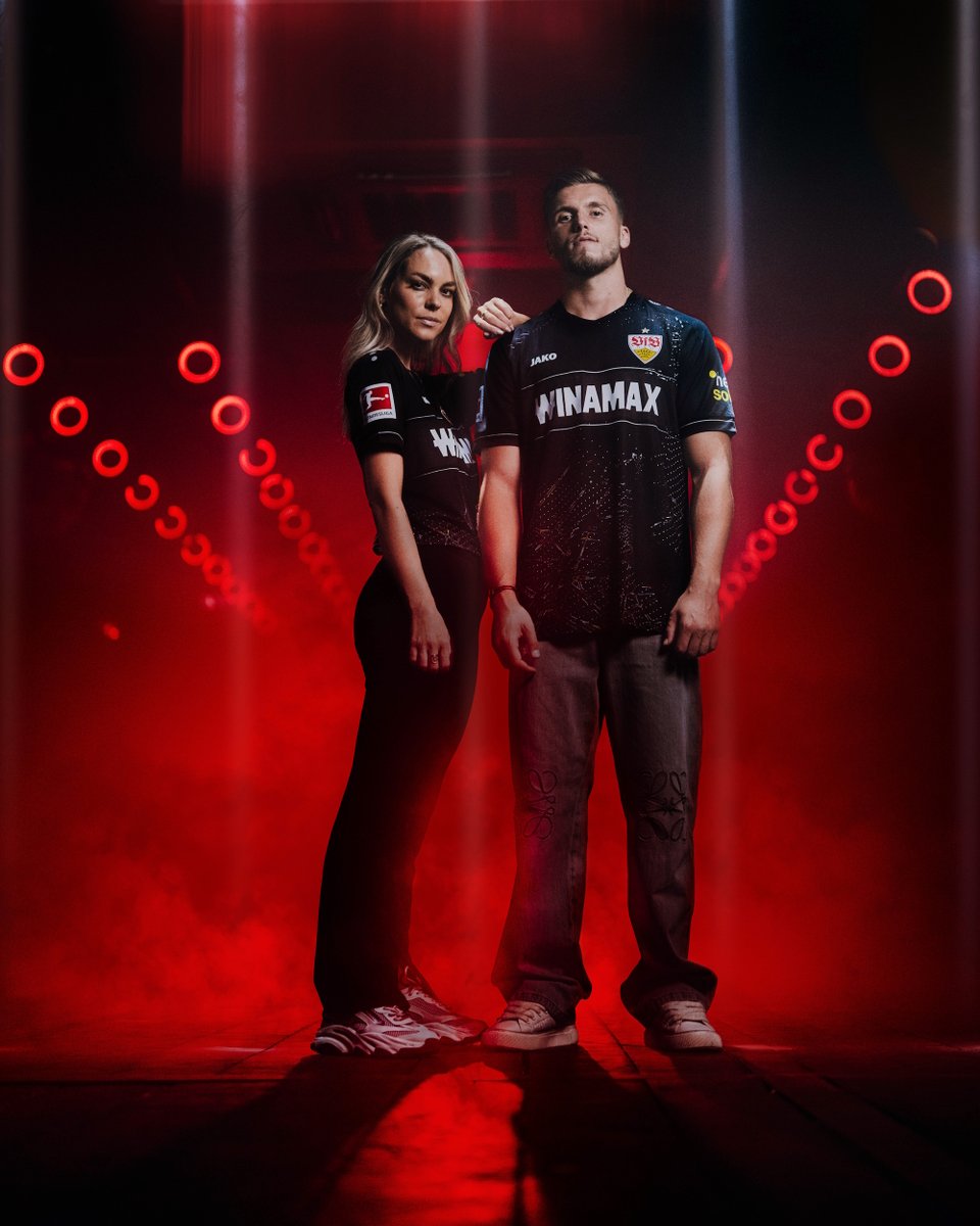Lights out. Spot on! ✨ Das neue VfB Auswärtstrikot schwarz 2024/2025 ist ab sofort im Onlineshop sowie in allen stationären VfB Fanshops und im Pop-Up am Schlossplatz erhältlich. 🔗 Jetzt shoppen: #VfB | #Trikot | #Auswärtstrikot | JAKO AG