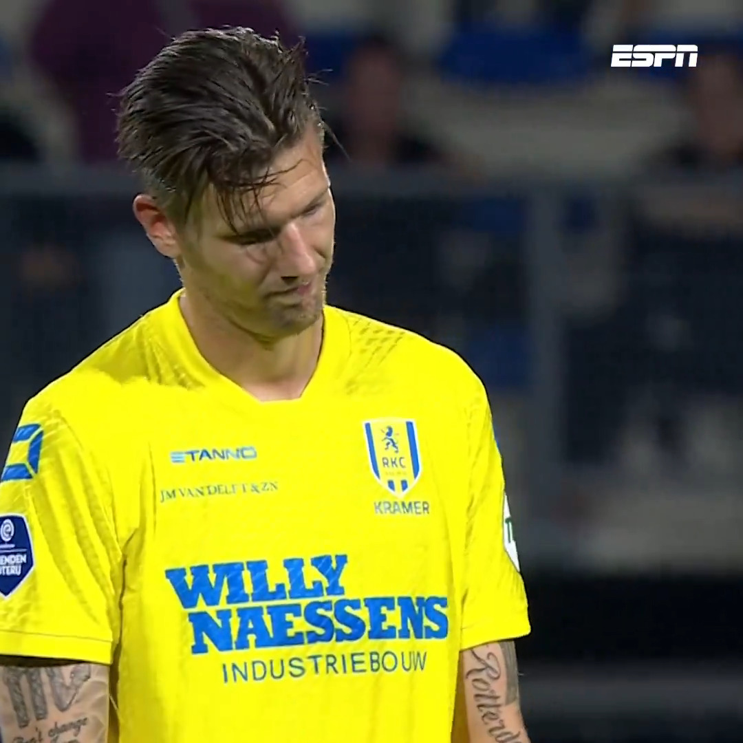 Michiel Kramer moet 3️⃣ duels missen na het geven van een elleboogstoot 🟥